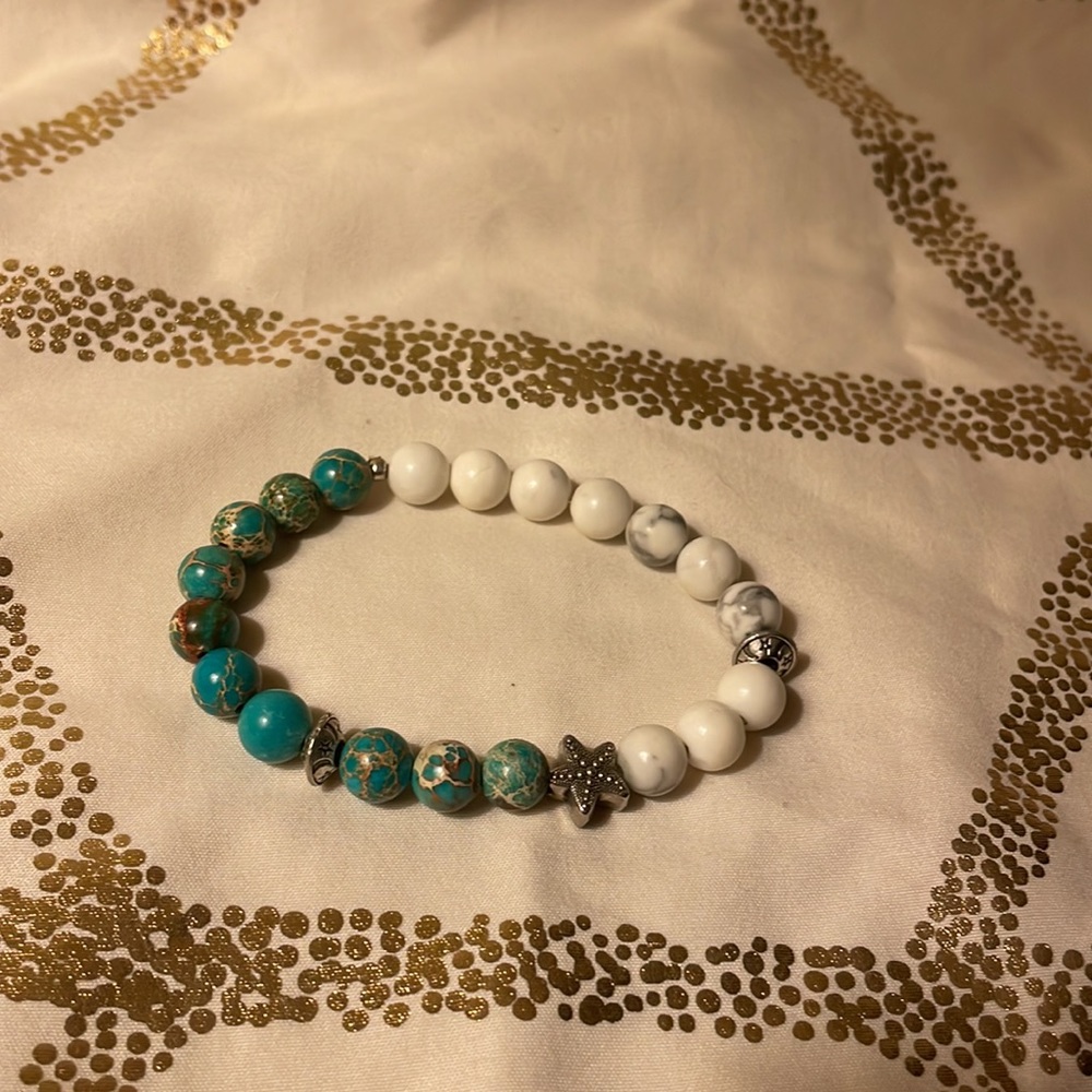 Elastic bracelet with white and teal beads with starfish bead - Picture 3 of 5